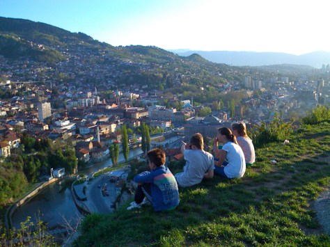 Quatre enfants sur les hauteurs de Sarajevo, avril 2012