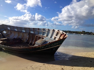 Barque abandonnée, îlet de Gosier
